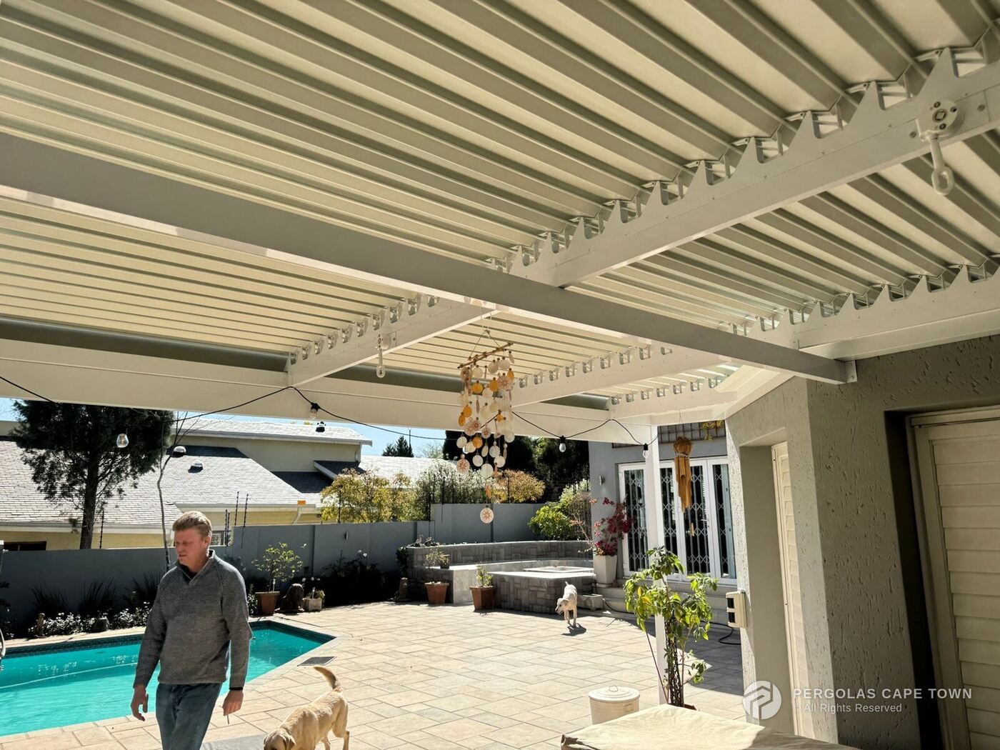 White adjustable aluminium louvre awning