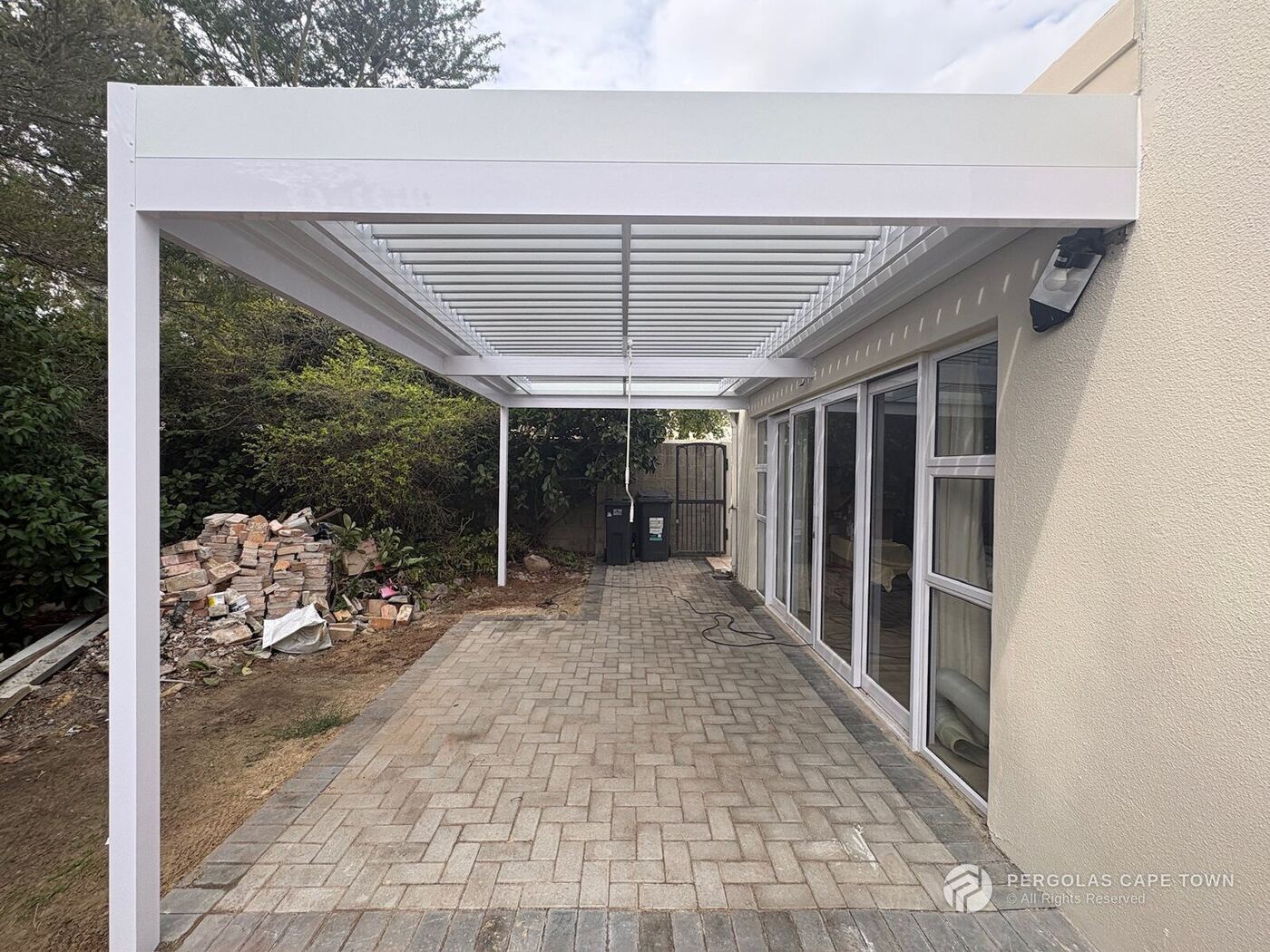 Full white manual louvre roof