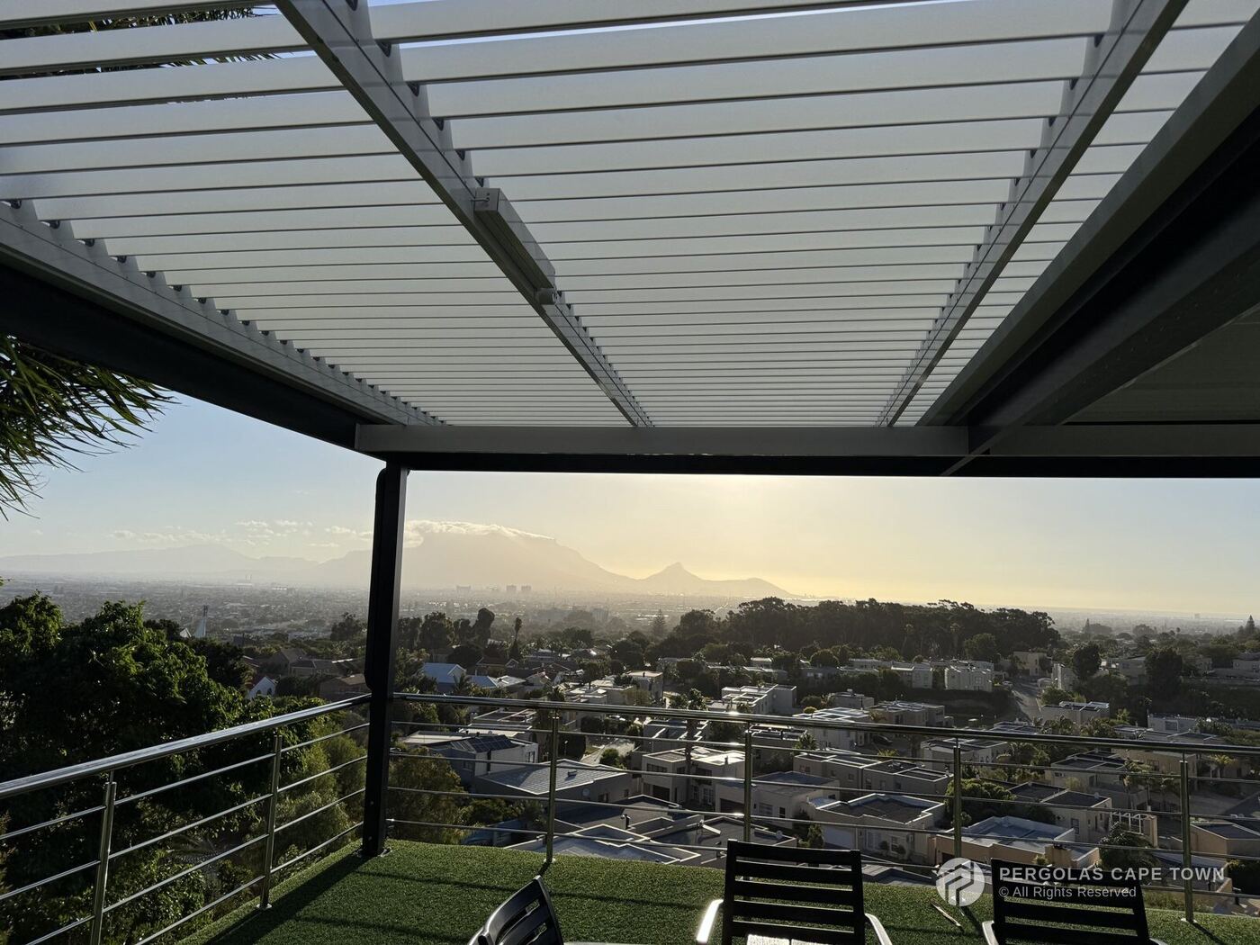 Motorised louvre system parow